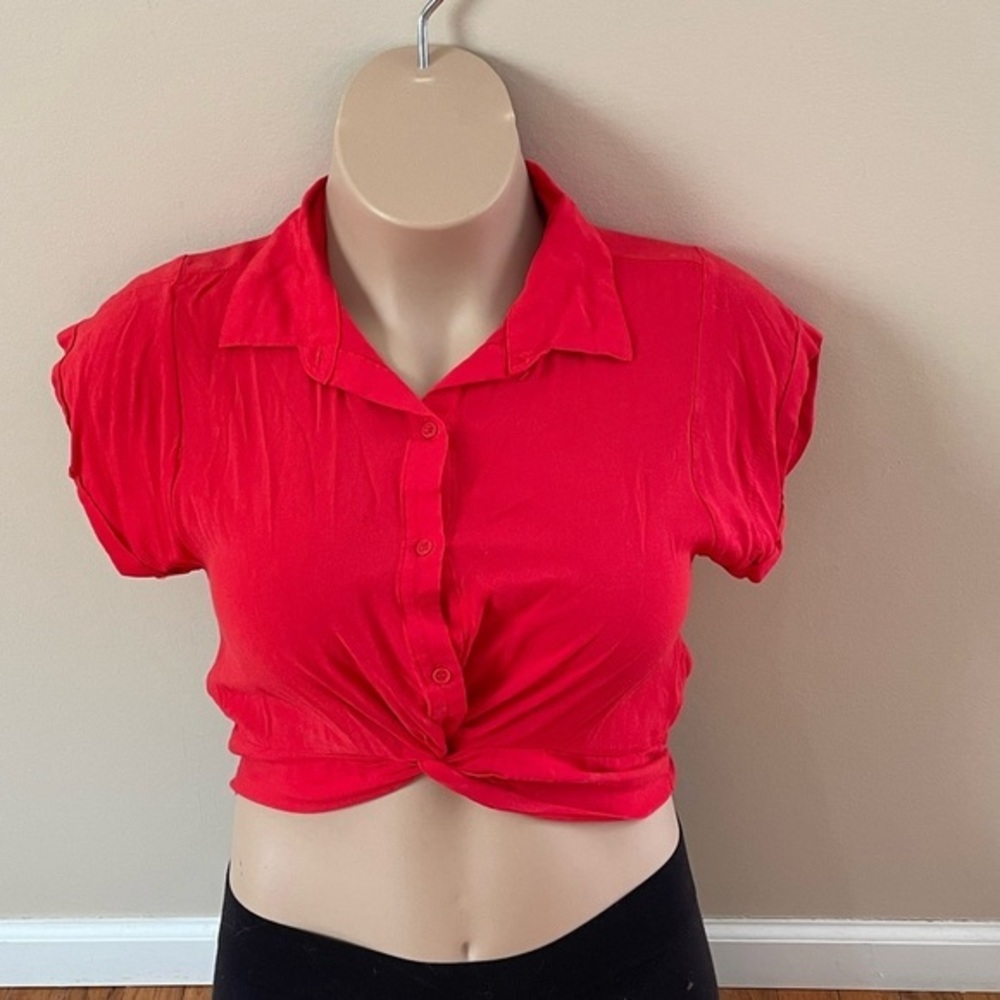 NWOT Crave fame Almost Famous Red Button up Crop Top Twist Front M Rayon Light